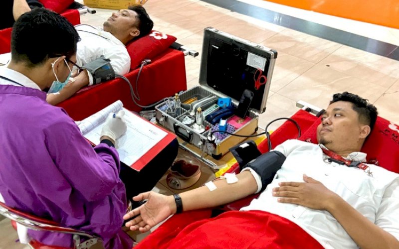DONOR DARAH. PT Gowa Makassar Tourism Development Tbk (GMTD) menggelar kegiatan donor darah rangka memperingati HUT ke-27 sekaligus merayakan HUT Kemerdekaan RI ke-80. foto: istimewa