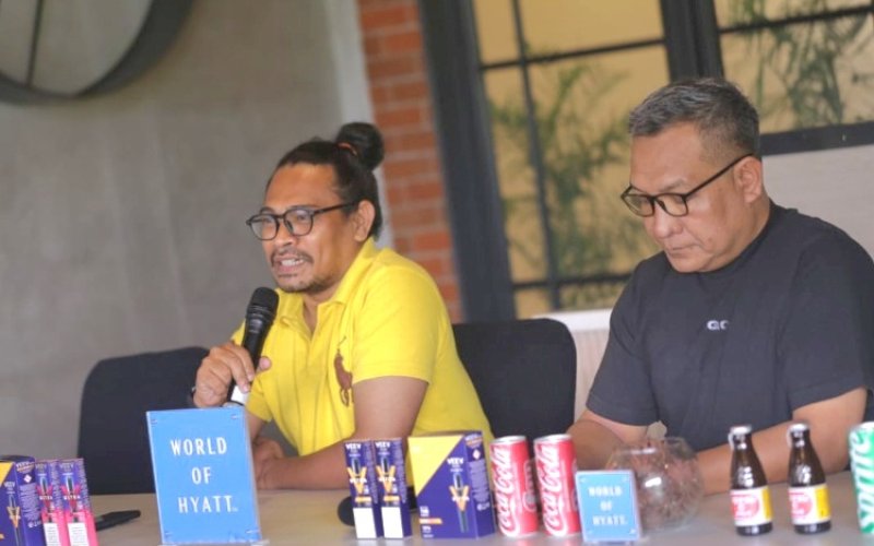BERI KETERANGAN. Event Manager GPro Syndicate Gleen Jonas (kiri) didampingi Promotor Alex Wirawan Rumbu memberikan keterangan pers di Hyatt Palace Makassar, Sabtu (16/8/2025). foto: doelbeckz/pluz.id