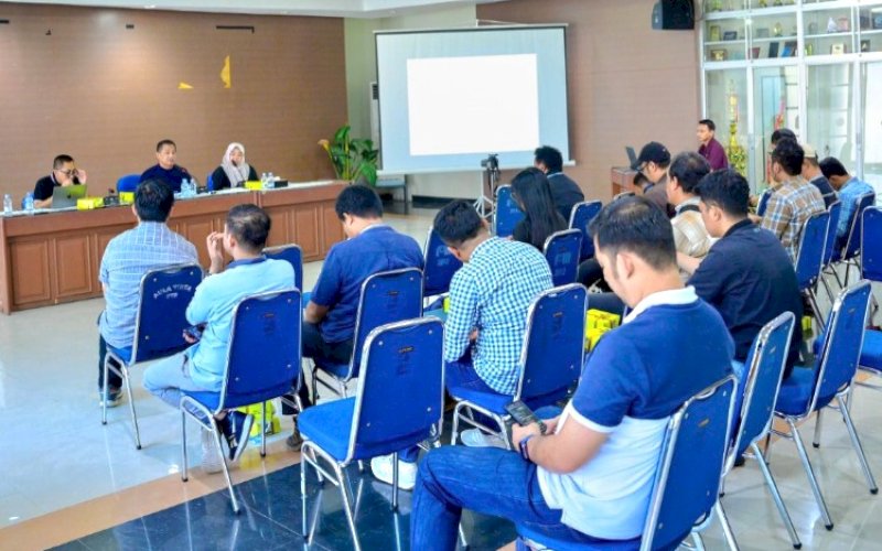 BETI KETERANGAN. Plt Direktur Utama Perumda Air Minum Kota Makassar Hamzah Ahmad bersama Plt Direktur Keuangan Perumda Air Minum Kota Makassar Nanang Supriyatno dalam momentum menyambut peringatan HUT Perumda Air Minum Kota Makassar ke-101 di Aula Kantor PDAM Makassar, Sabtu (9/8/2025). foto: istimewa