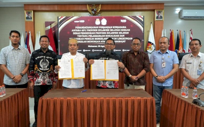 MOU. Ketua KPU Provinsi Sulsel Hasbullah dan Kepala Dinas Pendidikan Provinsi Sulsel Iqbal Nadjamuddin melaksanakan penandatangan Memorandum of Understanding (MoU) tentang Pelaksanaan Sosialisasi dan Pendidikan Pemilih Berkelanjutan di Lingkungan Sekolah Menengah Atas atau Sederat se-Sulsel, Kamis (28/8/2025). foto: istimewa