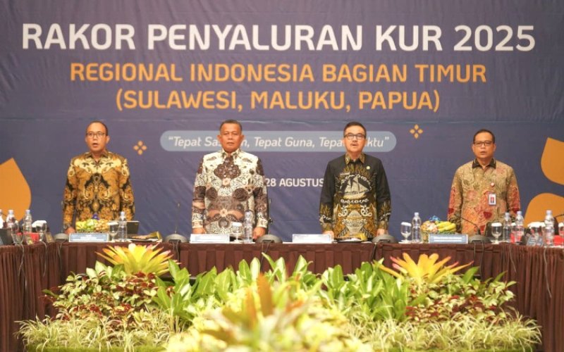 RAKOR. Sekda Provinsi Sulsel Jufri Rahman mendampingi Wakil Menteri Usaha Mikro, Kecil, dan Menengah Republik Indonesia Helvi Yuni Moraza menghadiri Rapat Koordinasi Penyaluran KUR 2025 Regional Indonesia Timur yang mengangkat tema 'Tepat Sasaran, Tepat Guna, dan Tepat Waktu' di Gedung OJK Makassar, Kamis (28/8/2025). foto: istimewa