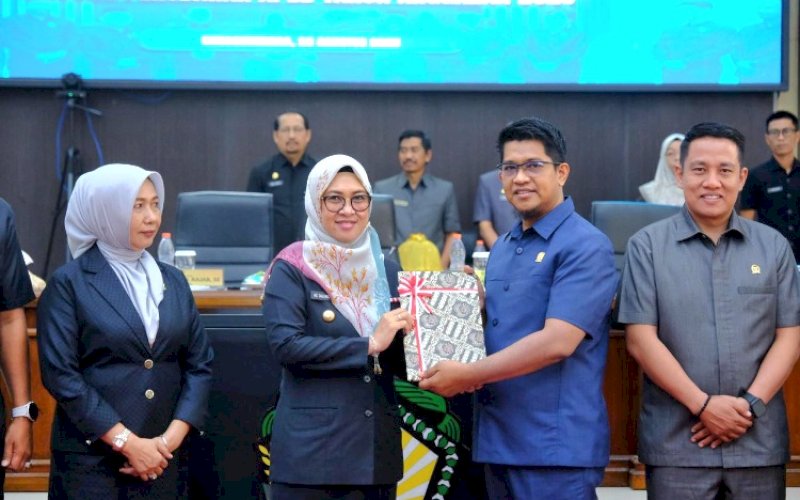 RAPAT PARIPURNA. Bupati Gowa, Sitti Husniah Talenrang, menghadiri Penyerahan Nota Keuangan dan Ranperda tentang Perubahan APBD Kabupaten Gowa Tahun Anggaran 2025 di Ruang Rapat Paripurna DPRD Kabupaten Gowa, Selasa (26/8/2025). foto: istimewa