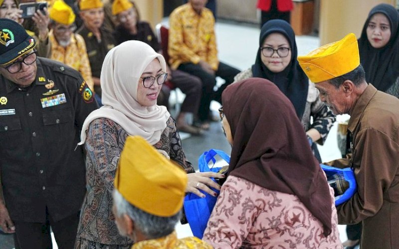 SILATURAHMI. Bupati Gowa, Sitti Husniah Talenrang, melakukan silaturahmi dan ramah tamah bersama 75 orang anggota Legiun Veteran Republik Indonesia (LVRI) Kabupaten Gowa di Baruga Karaeng Galesong, Kantor Bupati Gowa, Sabtu (9/8/2025). foto: istimewa