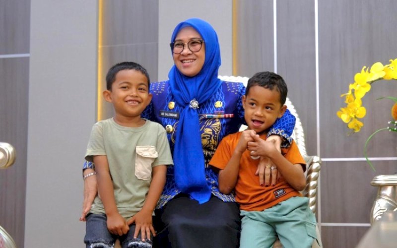PEDULI. Bupati Gowa, Sitti Husniah Talenrang, bersama anak yang viral di Ruang Kerja Bupati Gowa, Jumat (22/8/2025). foto: istimewa