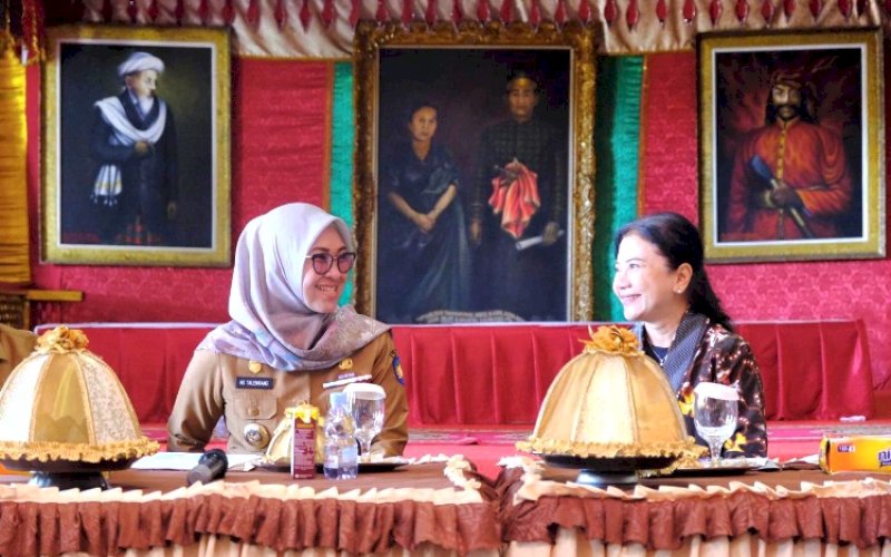 PERTEMUAN. Bupati Gowa Sitti Husniah Talenrang menerima kunjungan Direktur Jenderal Diplomasi, Promosi dan Kerja Sama Kebudayaan Kementerian Kebudayaan RI Endah TD Retnoastuti di Museum Istana Balla Lompoa Gowa, Senin (11/8/2025). foto: istimewa