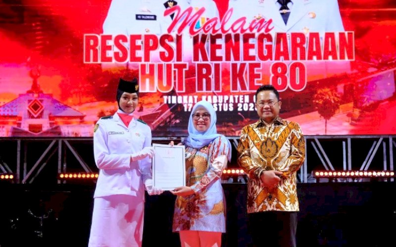 PENGHARGAAN. Bupati Gowa, Sitti Husniah Talenrang, menyerahkan penghargaan kepada anggota Paskibraka Gowa pada Malam Resepsi Kenegaraan menjadi puncak Peringatan HUT Kemerdekaan RI ke-80 di Halaman Kantor Bupati Gowa, Minggu (17/8/2025) malam. foto: istimewa