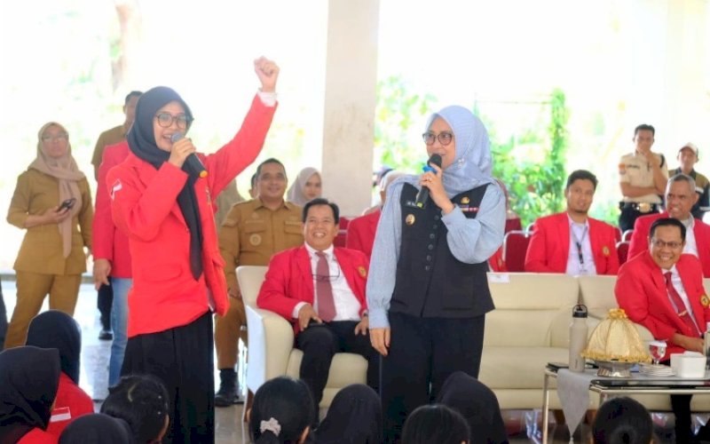 INTERAKSI. Bupati Gowa, Sitti Husniah Talenrang, berinteraksi dengan salah seorang mahasiswa baru saat membawakan kuliah umum Pengenalan Kehidupan Kampus Mahasiswa Baru (PKKMB) Fakultas Fakultas Teknik Universitas Hasanuddin 2025 di Gedung Student Center Fakultas Teknik Unhas Gowa, Kecamatan Bontomarannu, Selasa (12/8/2025). foto: istimewa