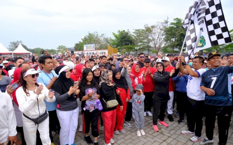 PELEPASAN. Bupati Gowa Sitti Husniah Talenrang dan Wakil Bupati Gowa Darmangsyah Muin melepas peserta jalan santai di Taman Sultan Hasanuddin, Jl Tumanurung, Sungguminasa, Gowa, Minggu (10/8/2025). foto: istimewa