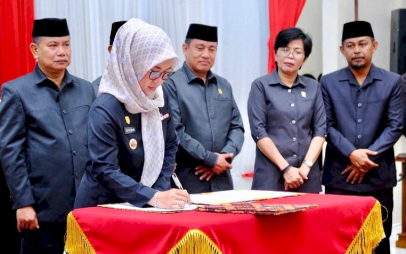 PENANDATANGANAN. Bupati Gowa, Sitti Husniah Talenrang, menandatangani Ranperda RPJMD Kabupaten Gowa 2025-2029 resmi ditetapkan jadi Peraturan Daerah melalui Rapat Paripurna DPRD Gowa di Ruang Rapat Paripurna DPRD Gowa, Rabu (6/8/2025). foto: istimewa