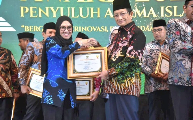 PENAIS AWARD. Menteri Agama RI Nasaruddin Umar menyerahkan Penghargaan Penerangan Agama Islam atau Penais Award Penyuluh Agama Islam 2025 kepada Bupati Gowa Sitti Husniah Talenrang di Aston Kartika Grogol Hotel, Jakarta, Senin (25/8/2025). foto: istimewa