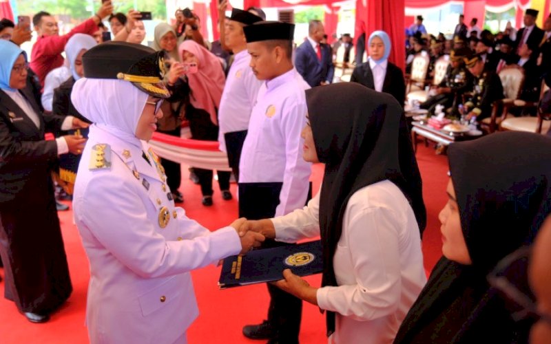 PENYERAHAN. Bupati Gowa, Sitti Husniah Talenrang, menyerahkan Surat Keputusan (SK) Remisi kepada 1.131 Warga Binaan Pemasyarakatan (WBP) Lapas Narkotika dan Lapas Perempuan Kelas IIA Sungguminasa di Taman Sultan Hasanuddin, Jl Tumanurung, Gowa, Minggu (17/8/2025). foto: istimewa