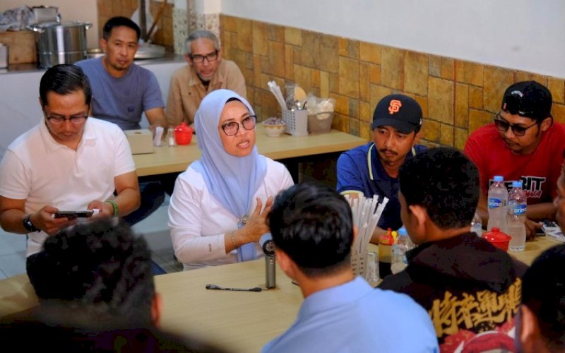 PERTEMUAN. Bupati Gowa, Sitti Husniah Talenrang, menggelar pertemuan dengan perwakilan mahasiswa dan pemuda Gowa di Kedai Almaidah, Sungguminasa, Gowa, Sabtu (30/8/2025). foto: istimewa