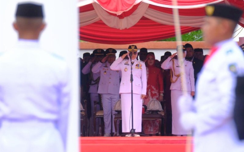 UPACARA. Bupati Gowa, Sitti Husniah Talenrang, bertindak sebagai inspektur upacara bendera peringatan HUT Kemerdekaan RI Ke-80 di Lapangan Sultan Hasanuddin Gowa, Minggu (17/8/2025). foto: istimewa