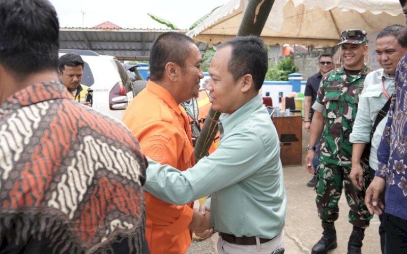 PEMULIHAN. Bupati Luwu Timur, Irwan Bachri Syam, melakukan pertemuan dengan manajemen PT Vale Indonesia Tbk dan masyarakat terkait pemulihan kondisi dan dampak kebocoran pipa minyak PT Vale Indonesia Tbk (PT Vale), yang berdampak pada sejumlah desa di Kecamatan Towuti, Kabupaten Luwu Timur. foto: istimewa