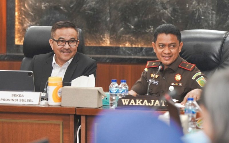 RAPAT. Sekda Provinsi Sulsel Jufri Rahman bersama Wakil Kepala Kejaksaan Tinggi Sulsel Roberth M Tacoy memimpin entry meeting permohonan pendampingan hukum yang digelar di Ruang Rapat Kejati Sulsel, Kamis (31/7/2025). foto: istimewa