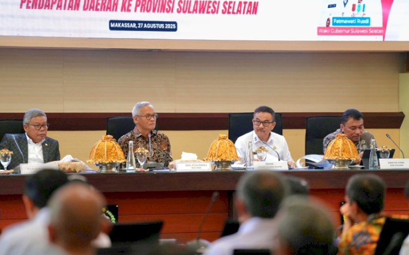 KUNJUNGAN KERJA. Sekda Provinsi Sulsel, Jufri Rahman (kedua kanan), menerima kunjungan kerja spesifik Komisi II DPR RI terkait pengawasan terhadap Bank Daerah sebagai BUMD yang memberi kontribusi terhadap pendapatan daerah di Ruang Rapat Pimpinan Kantor Gubernur Sulsel, Rabu (27/8/2025). foto: istimewa