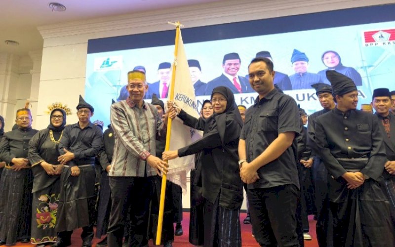 PENGUKUHAN. Jumrana Salikki dikukuhkan sebagai Ketua Umum DPP Kerukunan Masyarakat Bulukumba masa bakti 2025-2030 di The Tavia Hotel Heritage Jakarta Pusat, Sabtu (23/8/2025). foto: istimewa