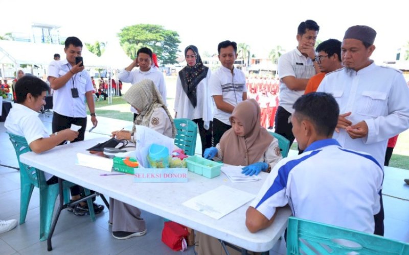 DONOR DARAH. Mahasiswa KKN Unhas bersama Pemkab Bulukumba menggelar aksi sosial donor darah di Tribun Lapangan Pemuda Bulukumba, Rabu (6/8/2025). foto: istimewa