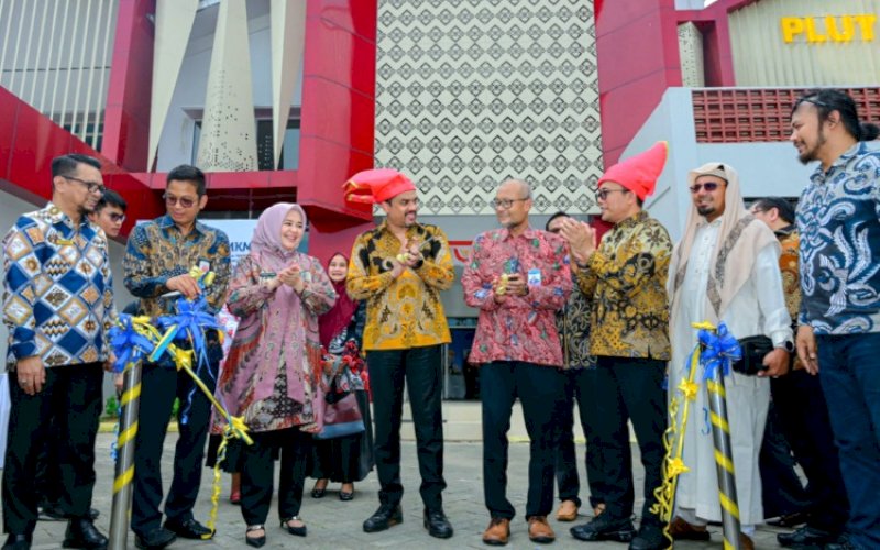 PERESMIAN. Wakil Gubernur Sulsel Fatmawati Rusdi mendampingi Menteri UMKM RI Maman Abdurrahman meresmikan UPT PLUT Dinas Koperasi dan UKM Provinsi Sulsel, Kamis (28/8/2025). foto: istimewa