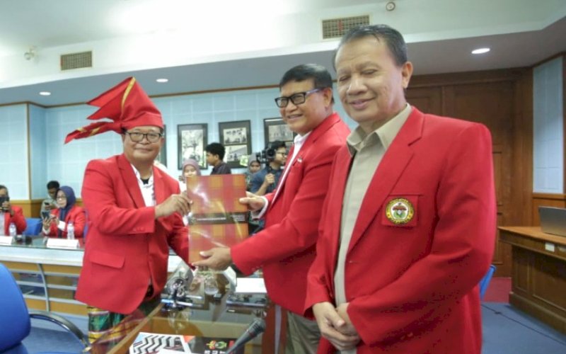 MENDAFTAR. Dr Marhaen Hardjo MBiomed PhD (kiri) mendaftar sebagai calon Rektor Unhas periode 2026-2030 di Gedung Rektorat Unhas, Kamis (28/8/2025). foto: istimewa