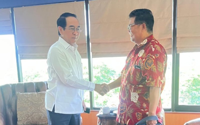 PERTEMUAN. Calon Rektor Unhas dr Marhaen Hardjo MBiomed PhD (kanan) menemui Rektor Unhas Prof Jamaluddin Jompa Senin (25/8/2025) pagi. foto: istimewa