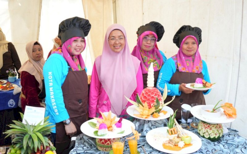 HKG PKK. Ketua TP PKK Kota Makassar, Melinda Aksa (kedua kiri), menghadiri family gathering dalam rangkaian Gebyar PKK memperingati HKG PKK Kota Makassar ke-53 di kawasan wisata Pantai Indah Bosowa Makassar, Sabtu (23/8/2025). foto: istimewa