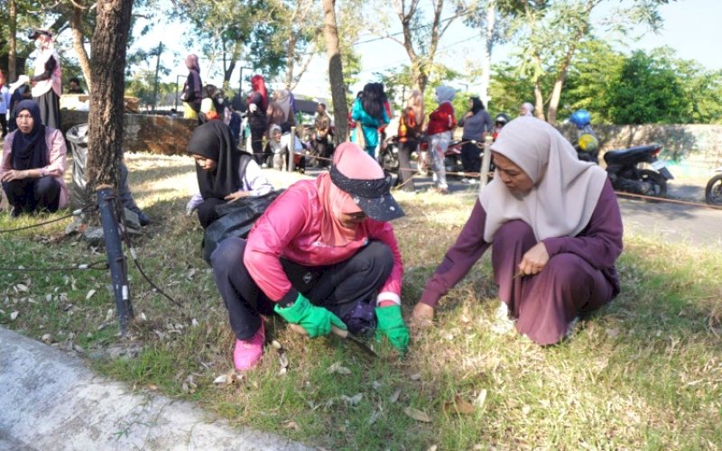 TANAM BUNGA. Ketua TP PKK Kota Makassar, Melinda Aksa, menunjukkan komitmennya terhadap kepedulian lingkungan dengan menanam bunga bugenvil dan kompos biopori di sekitar ruang terbuka hijau Anjungan Pantai Losari Makassar, Jumat (1/8/2025). foto: istimewa