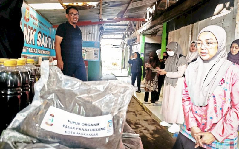 KUNJUNGAN. Ketua Forum Kota Sehat Makassar, Melinda Aksa, melakukan kunjungan mendadak ke Pasar Panakkukang, Jumat (22/8/2024). foto: istimewa