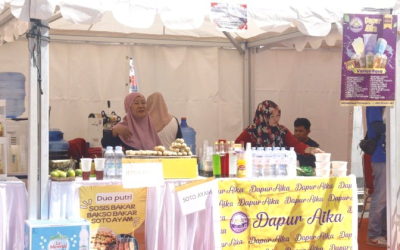 BAZAR UMKM. Pelindo Group Wilayah Kerja Makassar menggelar Bazar UMKM dalam rangka HUT Kemerdekaan Republik Indonesia ke-80 di halaman Kantor Pelindo Regional 4 di Makassar, Jumat (15/8/2025). foto: istimewa