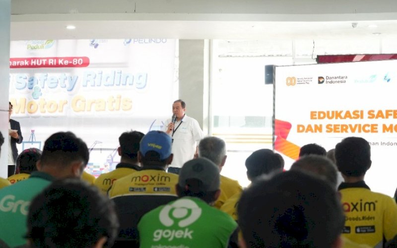 EDUKASI. PT Pelabuhan Indonesia (Persero) Group Wilayah Kerja Makassar menggelar program Tanggung Jawab Sosial dan Lingkungan (TJSL) bertajuk 'Edukasi Safety Riding dan Servis Motor Gratis' bagi 80 pengemudi ojek online di Kota Makassar di Lantai 1 Terminal Penumpang Pelabuhan Makassar, Senin (11/8/2025). foto: istimewa