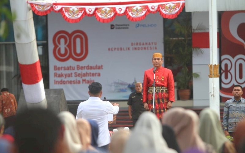 UPACARA. PT Pelabuhan Indonesia (Persero) atau Pelindo Group Wilayah Kerja Makassar menyelenggarakan upacara bendera dalam rangka memperingati HUT Kemerdekaan RI ke-80 di halaman parkir Kantor Pelindo Regional 4 di Makassar, Minggu (17/8/2025). foto: istimewa