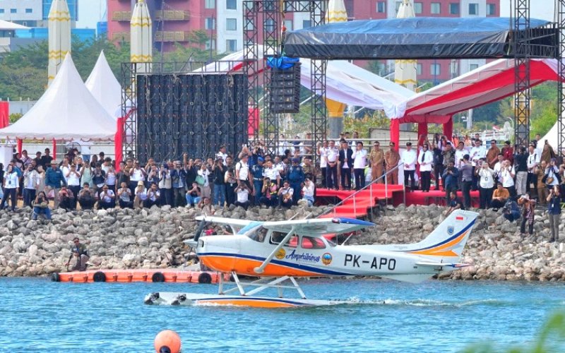 SEAPLANE. Pemprov Sulsel meluncurkan uji coba terbang pesawat amfibi (seaplane) sekaligus menandai peletakan prasasti groundbreaking pembangunan water aerodrome di Taman Andalan, kawasan Center Point of Indonesia (CPI) Makassar, Senin (11/8/2025). foto: istimewa