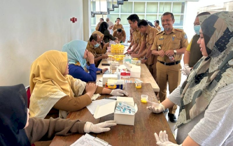 PEMERIKSAAN. Pemkab Bulukumba kembali menggelar pemeriksaan narkoba melalui tes urine di Aula Kahayya Gedung Pinisi Bulukumba, Senin (11/8/2025). foto: istimewa