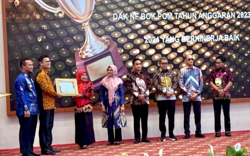 PENGHARGAAN. Kepala BPOM RI, Taruna Ikrar, menyerahkan penghargaan kepada Pemkab Gowa di Aula Asta Cita Rumah Jabatan Gubernur Sulsel, Kamis (28/8/2025). foto: istimewa