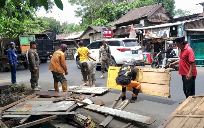 PENERTIBAN. Pemkot Makassar melalui jajaran Kecamatan Panakkukang bergerak cepat menertibkan aktivitas pedagang pasar tumpah di sepanjang Jl Dr J Leimena, tepatnya jalur penghubung menuju Kecamatan Manggala dan Panakkukang (area PLTU Tello), Minggu (24/8/2025). foto: istimewa