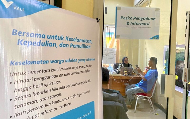 POSKO. Petugas melayani konsultasi dan aduan di Posko Pengaduan & Informasi PT Vale Indonesia Tbk di Kantor Camat Towuti, Luwu Timur. foto: istimewa