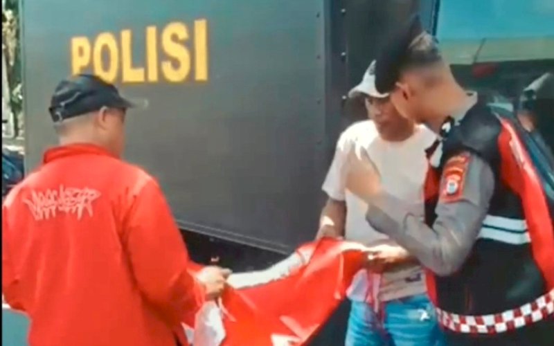 BAGI BENDERA. Satuan Intelkam Polrestabes Makassar bersama mahasiswa Universitas Negeri Makassar menggelar aksi pembagian 100 bendera merah putih di Jl AP Pettarani, Kota Makassar, Selasa, (12/08/2025). foto: istimewa