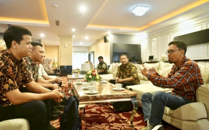 PERTEMUAN. Sekretaris Dinas Komunikasi, Informatika, Statistik, dan Persandian Sulsel, Sultan Rakib (kanan), menerima kunjungan tim BSSN di Baruga Lounge, Kantor Gubernur Sulsel, Kamis (21/8/2025). foto: istimewa
