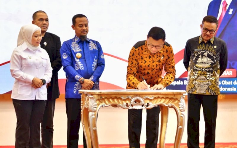 PENANDATANGANAN. Kepala BPOM RI Taruna Ikrar disaksikan Gubernur Sulsel menandatangani kerja sama rencana pembangunan Politeknik POM di Rumah Jabatan Gubernur Sulsel, Kamis (28/8/2025). foto: istimewa