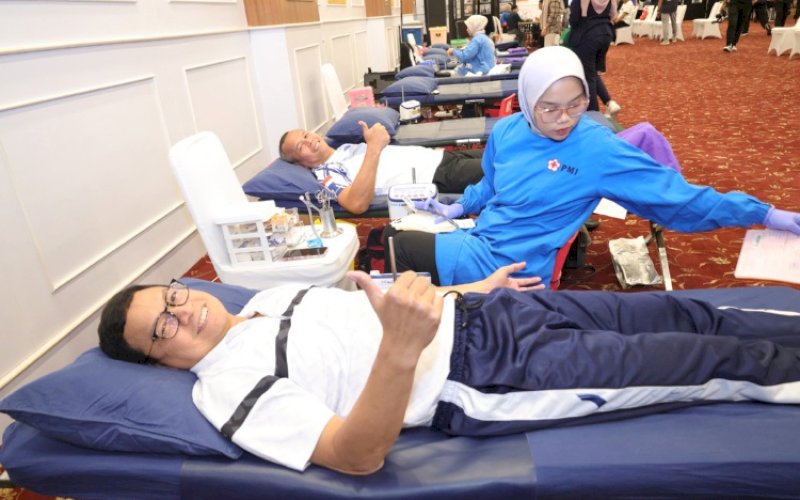 DONOR DARAH. Kepala BPOM RI, Taruna Ikrar, mengikuti donor darah dalam rangka perayaan HUT Kemerdekaan Republik Indonesia ke-80 di lingkungan BPOM, Jumat (15/8/2025). foto: istimewa