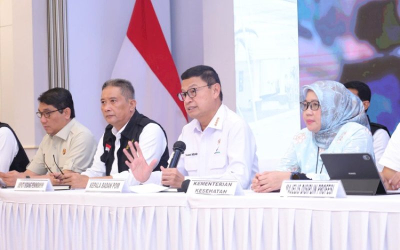 BERI KETERANGAN. Kepala BPOM RI, Taruna Ikrar (kedua kanan), saat memberikan keterangan kepada media, Rabu (27/8/2025). foto: istimewa