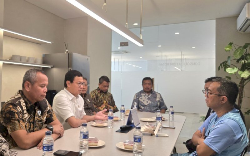 PERTEMUAN. Kepala BPOM RI Taruna Ikrar, melakukan audiensi dengan Mendiktisaintek Brian Yuliarto untuk membahas pendirian Politeknik Pengawasan Obat dan Makanan (PoltekPOM) di Gedung Kampus Center ITB, Bandung, Sabtu (16/8/2025). foto: istimewa