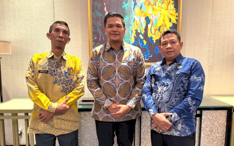 PENGARAHAN. Bupati Bantaeng M Fathul Fauzy Nurdin (tengah) menghadiri pengarahan nasional yang disampaikan Menteri Lingkungan Hidup Hanif Faisol Nurofiq terkait reformulasi Program Adipura 2025 di Hotel Fairmont, Jakarta, Senin (4/8/2025). foto: istimewa