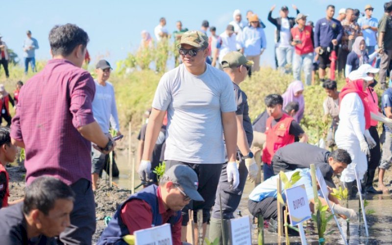 TANAM MANGROVE. Bupati Bantaeng, M Fathul Fauzy Nurdin, menghadiri penanaman 5.000 bibit mangrove yang digelar mahasiswa KKN Unhas Gelombang 114 di Pantai Pacuan Kuda, Desa Biangkeke, Kecamatan Pa'jukkukang, Bantaeng, Minggu (3/8/2025). foto: istimewa