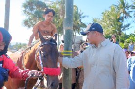 Uji Nurdin Buka Lomba Pacuan Kuda