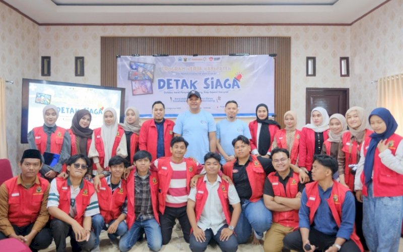 DETAK SIAGA. Bupati Bantaeng, M Fathul Fauzy Nurdin, membuka kegiatan Detak Siaga (Deteksi Awal Penyakit Jantung, Siap Gawat Darurat), yang digelar mahasiswa KKN Profesi Kesehatan Angkatan 67 Unhas di Kantor Brigade Siaga Bencana Bantaeng, Jumat (8/8/2025). foto: istimewa