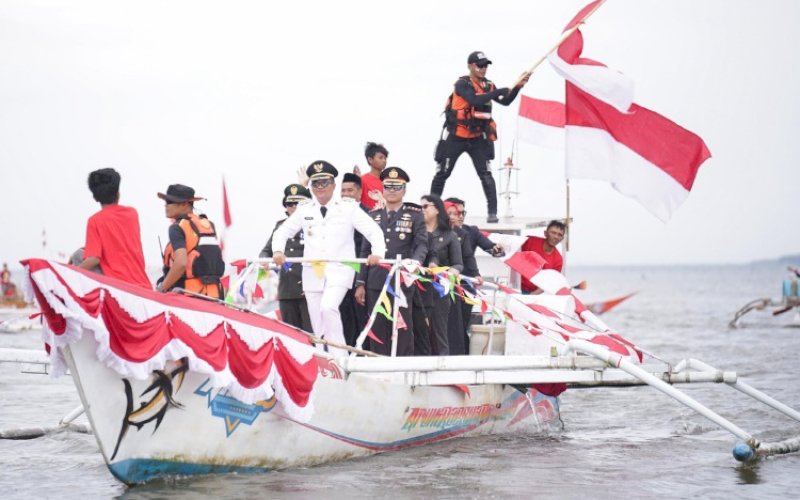PARADE. Bupati Bantaeng, M Fathul Fauzy Nurdin, memimpin langsung parade peringatan HUT Kemerdekaan RI ke-80 di Kabupaten Bantaeng, Minggu (17/8/2025). foto: istimewa