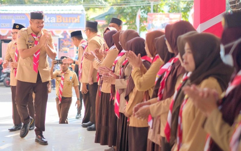 HARI PRAMUKA. Bupati Bantaeng, M Fathul Fauzy Nurdin jadi pembina upacara pada Upacara Peringatan Hari Pramuka ke-64 di Lapangan Pantai Seruni, Kamis (14/8/2025). foto: istimewa