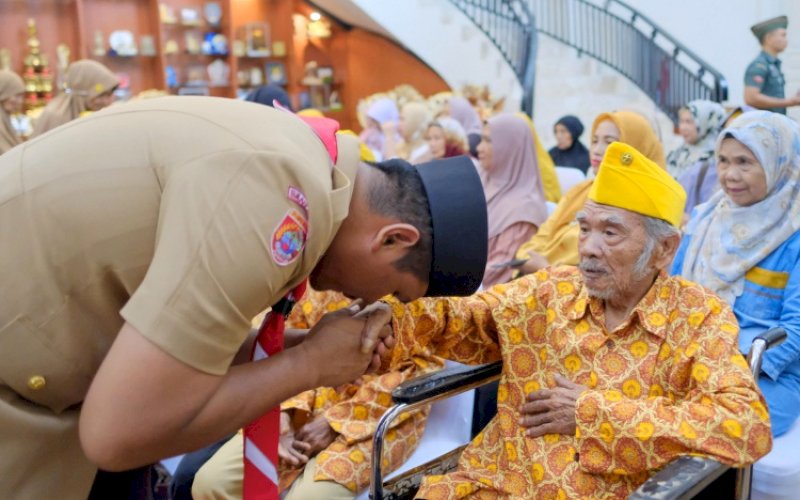 JAMUAN. Bupati Bantaeng, M Fathul Fauzy Nurdin, menjamu para veteran dalam menyambut Hari Veteran Nasional yang ke-80 di Rumah Jabatan Bupati Bantaeng, Minggu (10/8/2025). foto: istimewa
