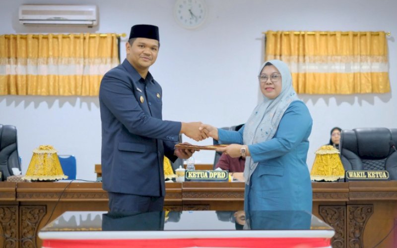 PERSETUJUAN. Bupati Bantaeng M Fathul Fauzy Nurdin bersama Wakil Ketua DPRD Kabupaten Bantaeng Kasmawati menyetujui rancangan Perubahan KUA-PPAS Tahun Anggaran 2025 dalam Rapat Paripurna yang digelar di Gedung DPRD Bantaeng, Jumat (8/8/2025). foto: istimewa